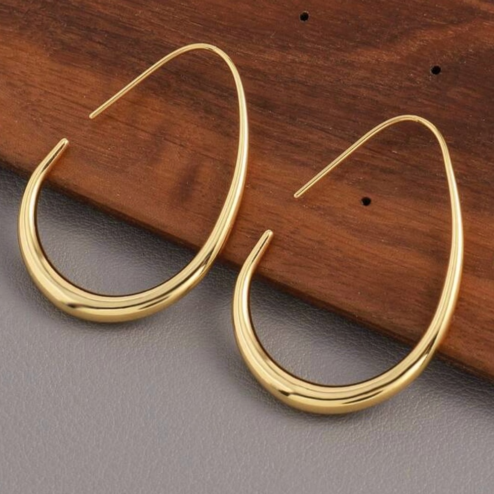 Gold minimalist hoop earrings ✨